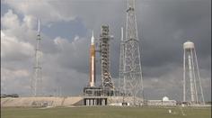 Přípravy vesmírné mise Artemis 1 vrcholí. Raketa už je na odpalovací rampě