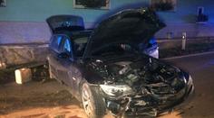 Řidič BMW narazil do domu, auto těsně minulo plynovou přípojku