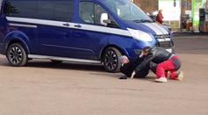 Hádka o parkování, kvůli malému rozestupu došlo na judo. VIDEO