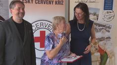 Při koronakrizi pomáhal i o berlích! Červený kříž ocenil české hrdiny