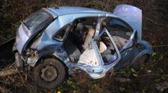 Mladík s čerstvým řidičákem boural, srazil auto s miminkem. 8 zraněných