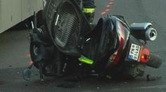 Motorkář zemřel při předjíždění, dvouleté dítě po nárazu do stromu