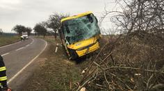 Autobus plný lidí měl nehodu na Žďársku, šest dětí se zranilo