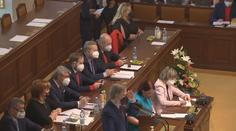 Vláda ustála hlasování o nedůvěře! Komunisté jí pomohli tím, že odešli