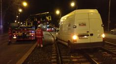 Zdrogovaný řidič poslal dodávku do kolejiště. Tramvaje nemohly jezdit, zasahovat musel jeřáb