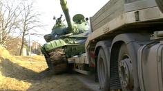 TANK BLOKOVAL SILNICI u Kroměříže! Spadl z návěsu. VIDEO