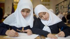 Britové se přizpůsobí muslimům: Kvůli ramadánu posunou zkoušky