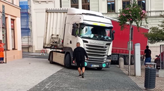 Kamion zablokoval jablonecké náměstí. Zavedla ho tam navigace