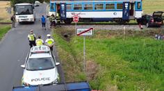 Na Litoměřicku se srazil motorový vlak s autem. Jeden člověk je zraněný