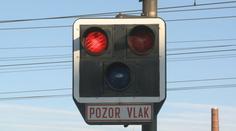 Rychlíky z Chebu do Ústí a Prahy stojí kvůli poruše vedení