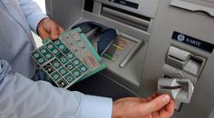 Poznejte, že někdo manipuloval s bankomatem. PĚT ZNAKŮ