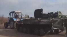 VIDEO: Ukrajinský farmář připravil Rusy o obrněný vůz. Odtáhl jej traktorem