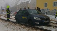 Pod sněhem mu zmizela silnice: Zahrál si na tramvaj, vjel na koleje!