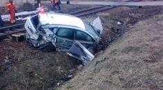 V Horusicích na Táborsku narazilo osobní auto do rychlíku, doprava stojí