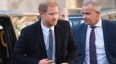 Princ Harry se vrátil do Velké Británie. Rovnou zamířil k soudu