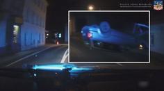 Šílený řidič policistům neujel. Skončil na střeše v autobusové zastávce