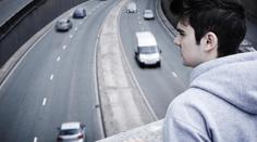 Muž visel za ruce z mostu. Život mu zachránilo odstavené auto