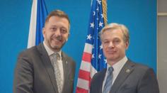 Do Česka dorazil šéf FBI. Řešil spolupráci s českými úřady, na vše dohlížela policie