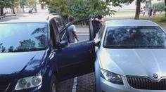 Chlapec (14) tajně vzal matce klíče od auta. Když chtěl zaparkovat, poškodil jiné