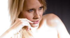 Blondýna měla v kuchyni sex se dvěma školáky, hrozí jí 7 let