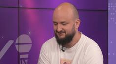 Nevšední zážitek z koncertu: Pokáče překvapilo psí lejno. Život je barevný, zhodnotil
