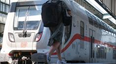 V německém vlaku útočil muž se sekerou. Pět lidí je zraněných
