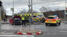 V Praze se srazilo osobní auto se záchranářským. Čtyři zranění