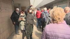 Hádky i předbíhání. Na očkování se nahrnul dav, zasahovala policie. VIDEO