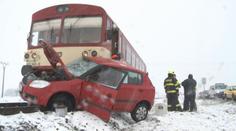 V Prostějově smetl vlak auto z přejezdu. Řidička je vážně zraněná