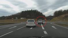 Řidič předjel auto a dupl na brzdu! Za pár minut to udělal znovu