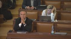 Vládu tlačí čas. Bez daňového balíčku nebudou peníze na vyšší rodičovskou
