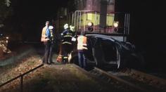 Auto vjelo ve Zlíně přímo před blížící se vlak. Dva těžce zranění