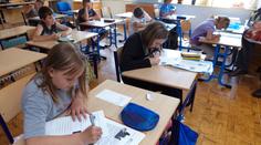 V kladenské základní škole se polil žák lihem a vzplál! Skončil na JIPce