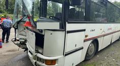 Na Jesenicku havaroval autobus. Zraněno je 21 dětí i jejich učitelka