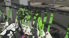 Praze s elektrokoloběžkami došla trpělivost. Oznámila, odkdy budou zakázané