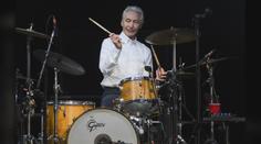 Zemřel bubeník legendárních Rolling Stones Charlie Watts, bylo mu 80 let