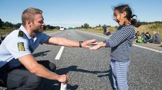 Nejžádanější policista: Proslavila ho fotka s malou uprchlicí