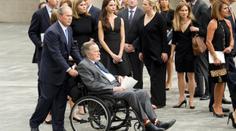 Exprezident USA Bush skončil na JIPce. Den po pohřbu manželky