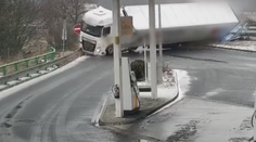 Drsné video: Kamionu na ledovce ujel návěs. Nehodě se už nedalo zabránit