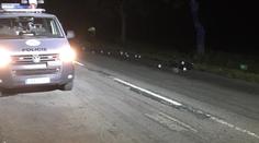 Motorkář v Praze najel do zaparkovaného auta. Na místě zemřel
