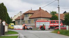 Motorkář u Třebíče vylétl ze silnice do sloupu. Oživit se ho nepodařilo