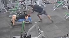 VIDEO: Muž předstíraným pádem rozbil druhému hlavu 20kilovou činkou