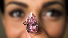 Skvostný diamant v prstenu vydražili za neskutečnou částku!