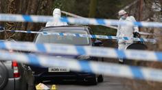 Šok v Severním Irsku. Ozbrojenci zkusili popravit detektiva před zraky dětí