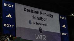 Everton se zlobí na rozhodčí kvůli penaltě. Ti postupovali stejně jako na Spartě