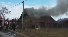 Střechu rodinného domu pohltily plameny, škody jdou do milionů