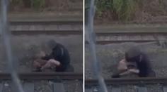 VIDEO: Ohavný případ týrání. Muž na kolejích brutálně mlátil psa