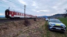 Matka si s postiženou dcerkou stoupla před vlak. Viníkem je stát, tvrdí lidé