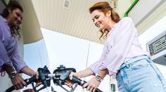 Sousedi jen závidí. Z Česka je tankovací ráj, v srpnu ale nafta zdraží o 5 korun