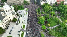 Mohutné protivládní protesty v Srbsku. Lidé se vydali do ulic proti násilí
